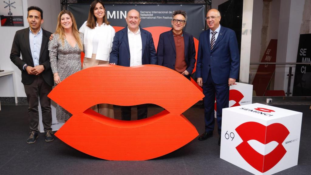 Las autoridades posan con el nuego logotipo de la Seminci