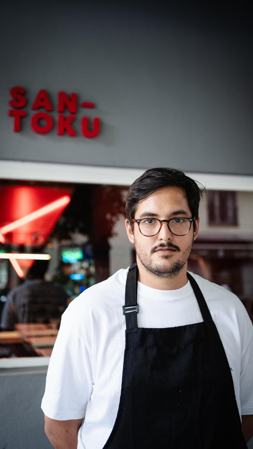 El chef Gabriel Suárez, propietario de Santoku.