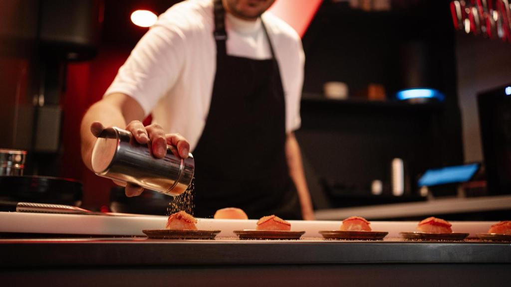 Gabriel preparando el postre: el curiosos nigiri de fresa.