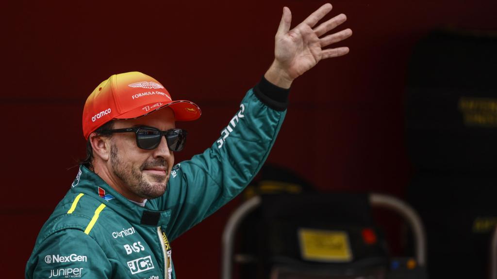 Fernando Alonso saluda a los aficionados en el GP de España de F1 2024