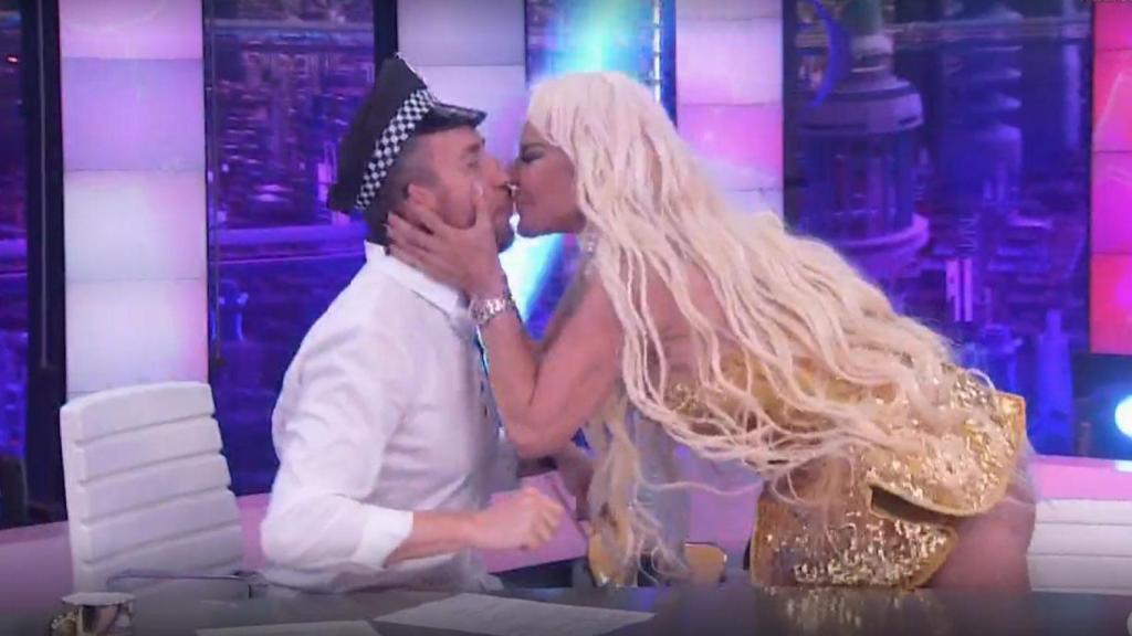 Leticia Sabater en ‘El Hormiguero’ besando a Pablo Motos.