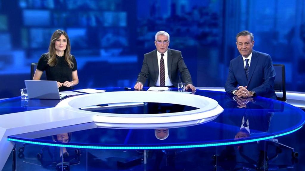 Leticia Iglesias y David Cantero despiden a Pepe Ribagorda en 'Informativos Telecinco'.