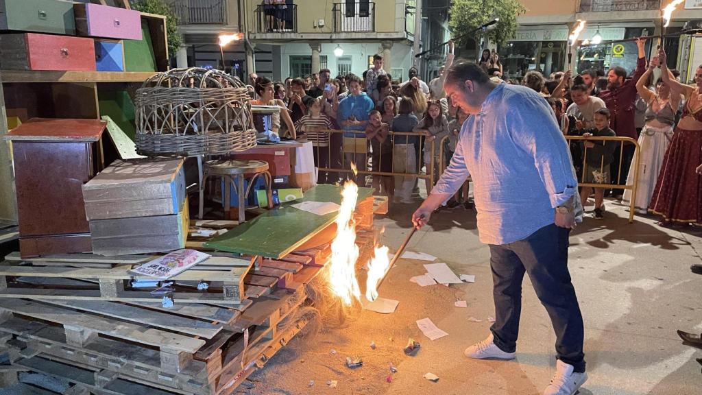 El alcalde de Guijuelo, Roberto Martín, prende la hoguera en la noche de San Juan