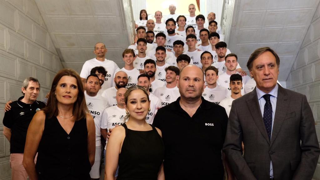 El alcalde de Salamanca, Carlos García Carballo, recibe al recién ascendido club de futbol UDS