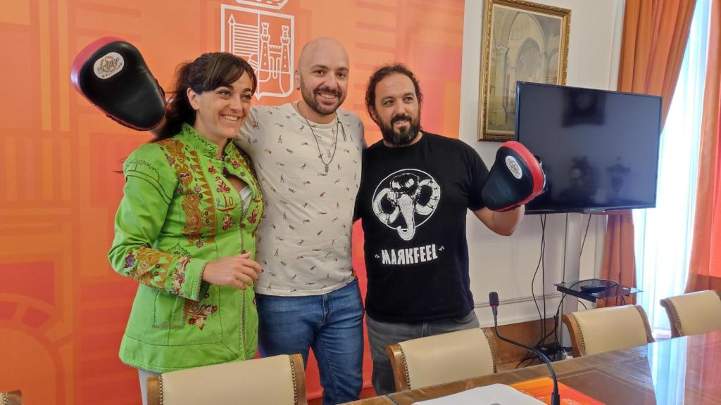 El concejal de Deportes, Manuel Alonso junto con Irene López y Jonatan Rodríguez