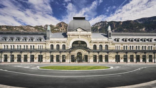 El hotel del Pirineo que esconde el único vagón de tren con estrella Michelin del mundo