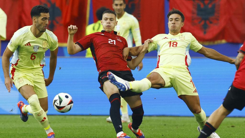 Mikel Merino y Zubimendi tratan de cortar el balón.
