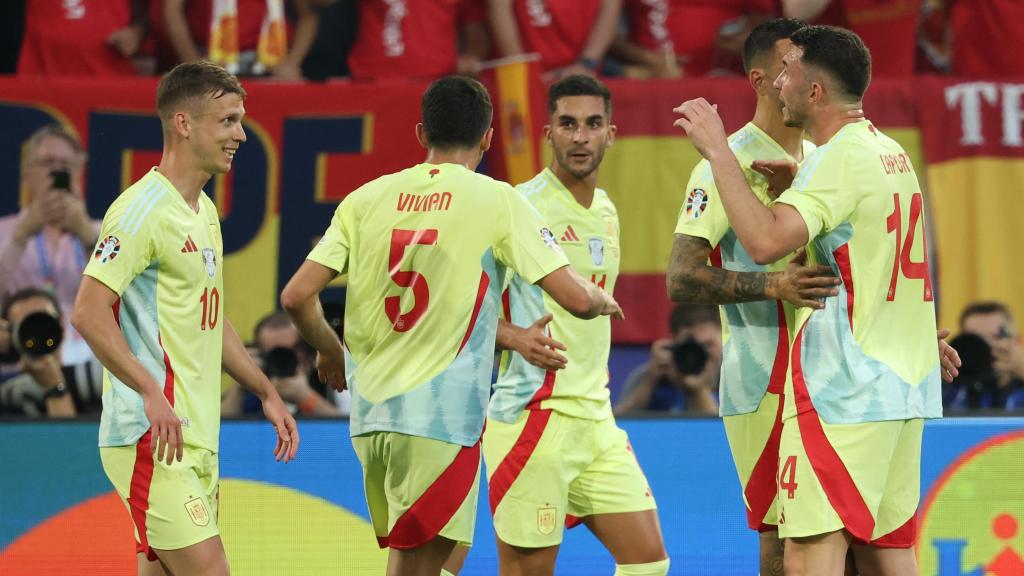 Los futbolistas de España celebran el gol de Ferran Torres ante Albania.