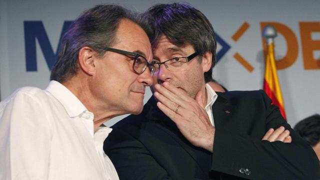 Los expresidentes de la Generalitat Artur Mas y Carles Puigdemont comparten confidencias, en la noche electoral del 26 de junio de 2016.