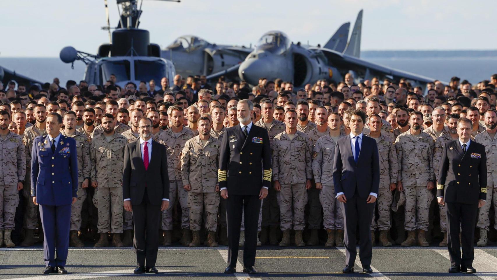 El Rey Felipe VI, flanqueado por Camilo Villarino y el embajador Guillermo Corral, este domingo en la cubierta del portaaeronaves Juan Carlos I, durante su visita a Tallin (Estonia).