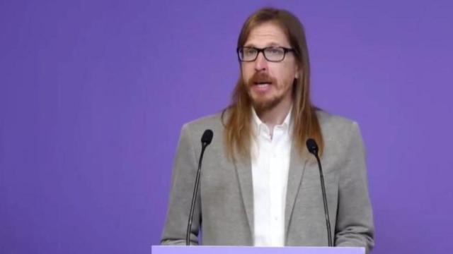 El portavoz de Podemos Pablo Fernández este lunes en rueda de prensa.
