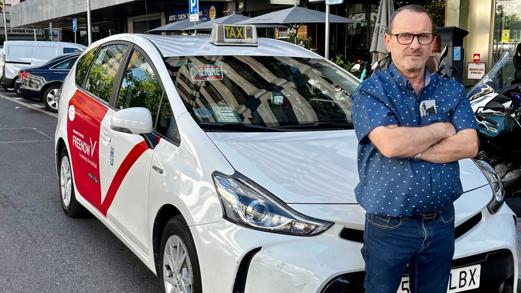 Andrés de Andrés en su taxi con el nuevo cartel.