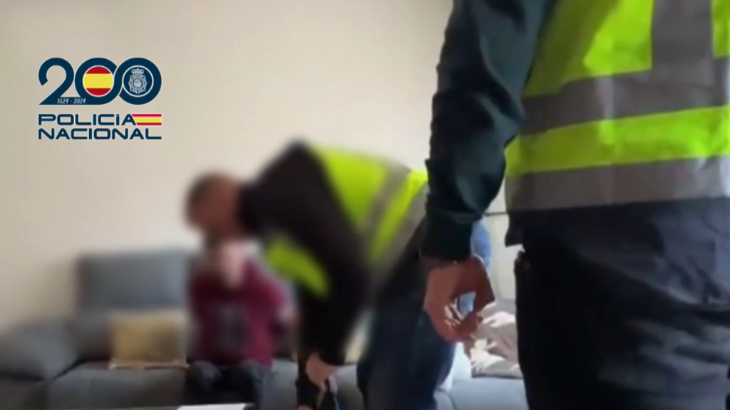 La Policía Nacional en el momento de la detención de las tres personas por el presunto robo de 78 toneladas de pollo congelado de Finlandia