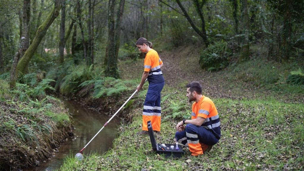 Dos operarios trabajando en el entorno de O Pino y Touro.