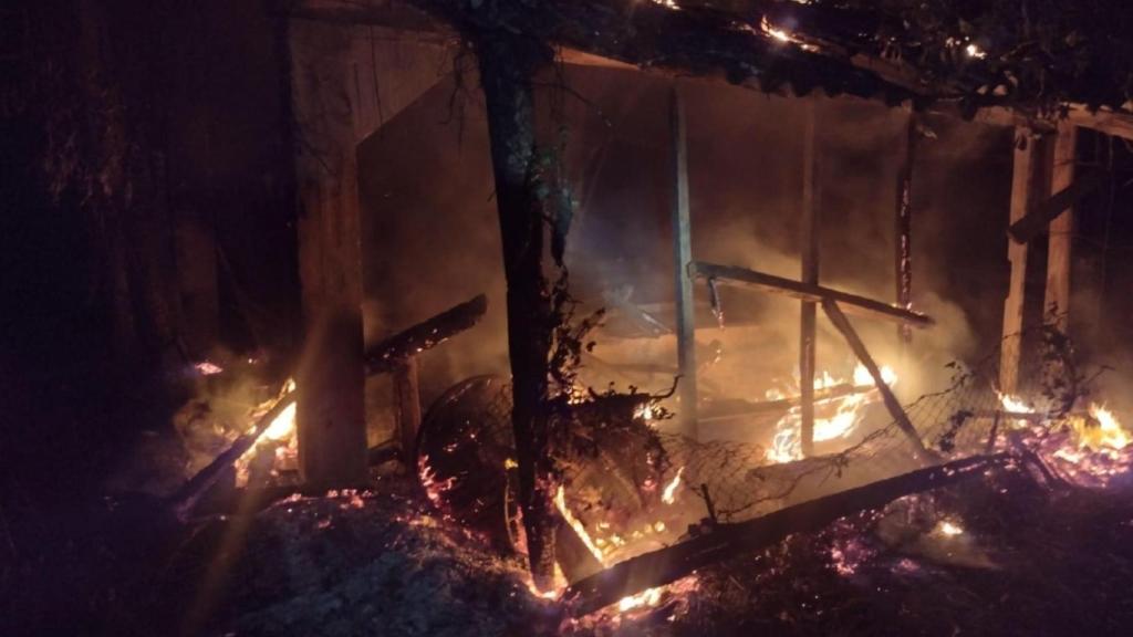 Incendio en un astillero en Outes.