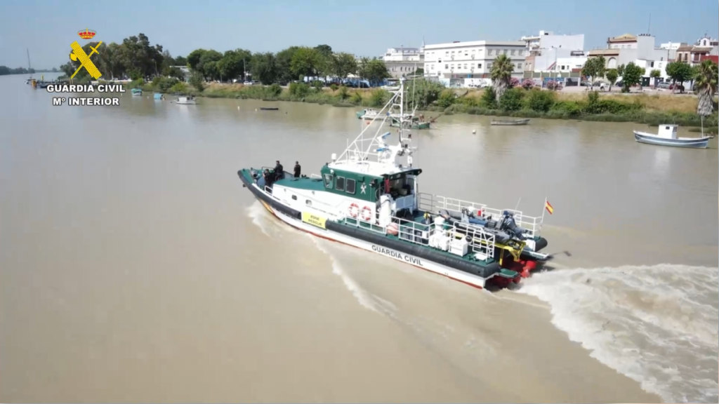 Barco de la Guardia Civil durante la operación.