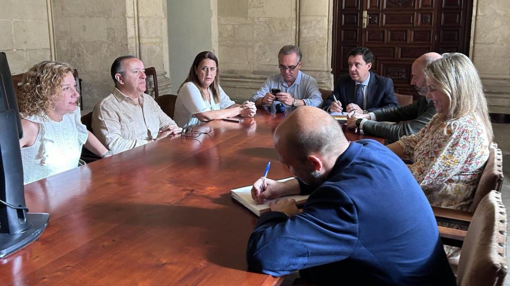 De la Rosa, reunido con la oposición este lunes.