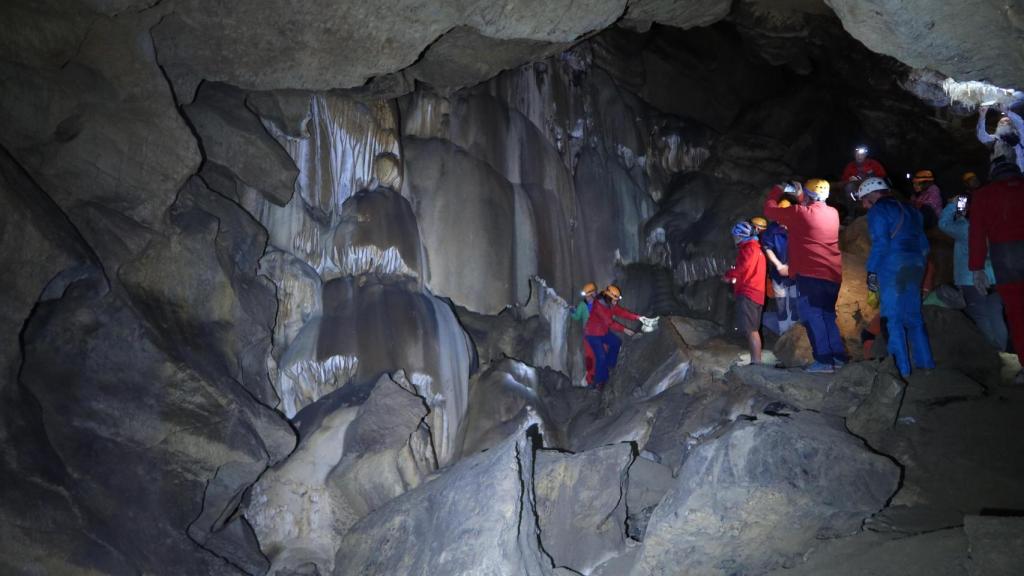 Interior de la cueva Garmaciega-Sima del Sombrero, en Soba, Cantabria.