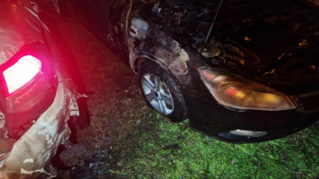 Coches dañados por un incendio ocurrido en Teis, Vigo.
