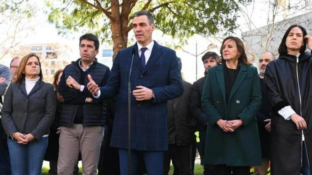 Sánchez, en su único acto con Mazón y Catalá, cuando acudió a Valencia por el incendio de Campanar. EE