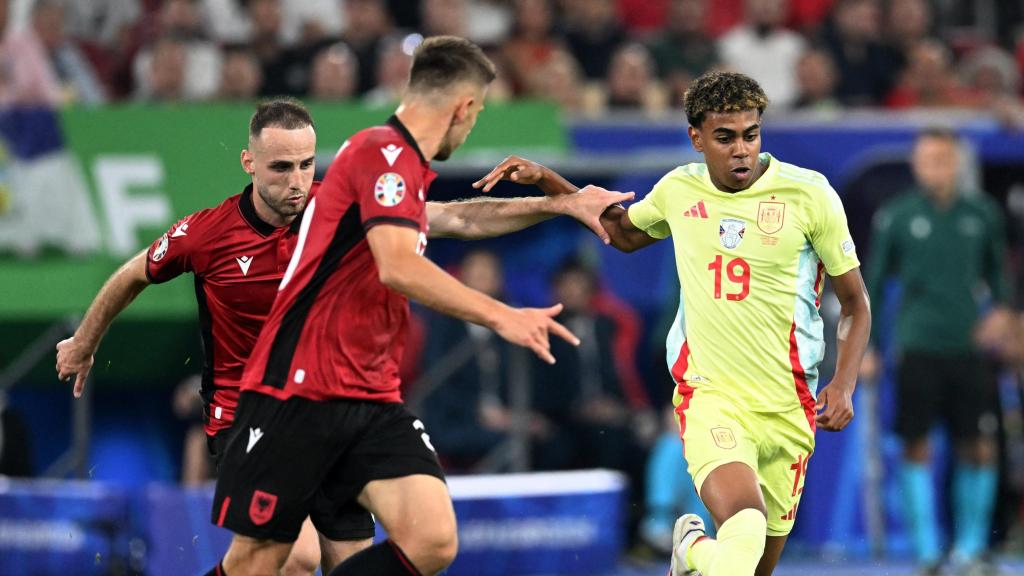 Lamine Yamal se lleva el balón en el partido ante Albania.