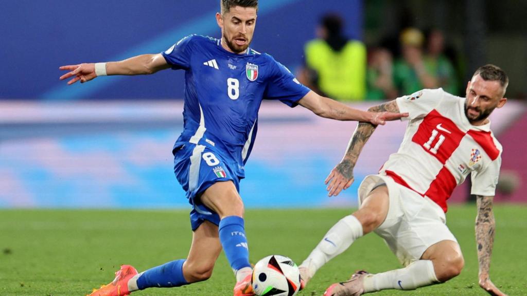 Jorginho juega el balón ante Brozovic.