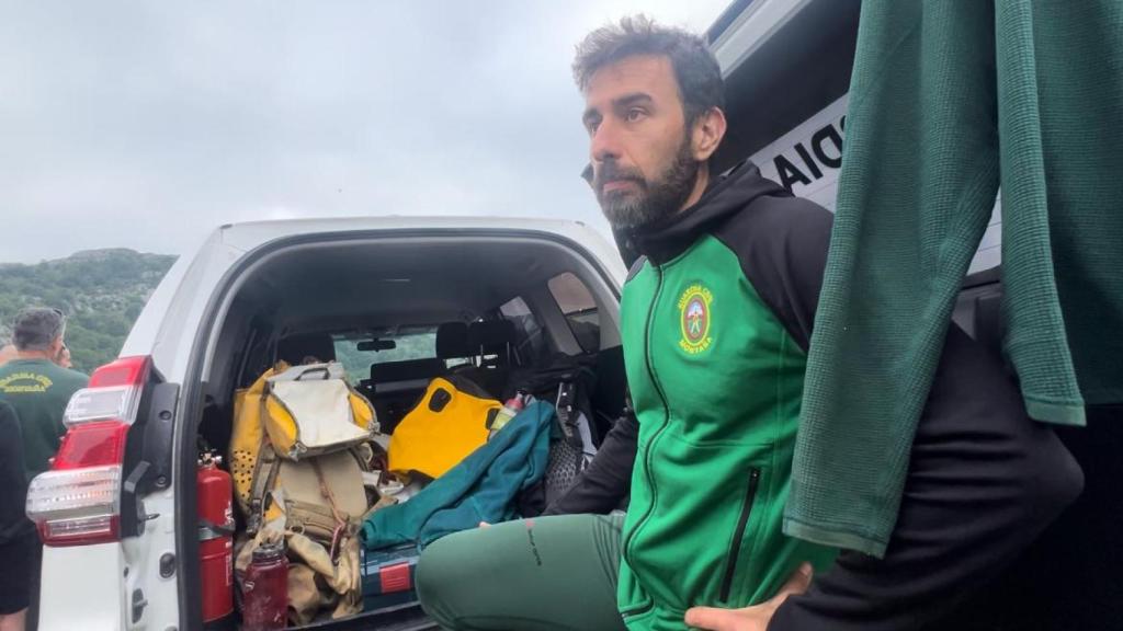 Pablo Fernández descansa en las proximidades de la cavidad, instantes después de haber salido de ella.