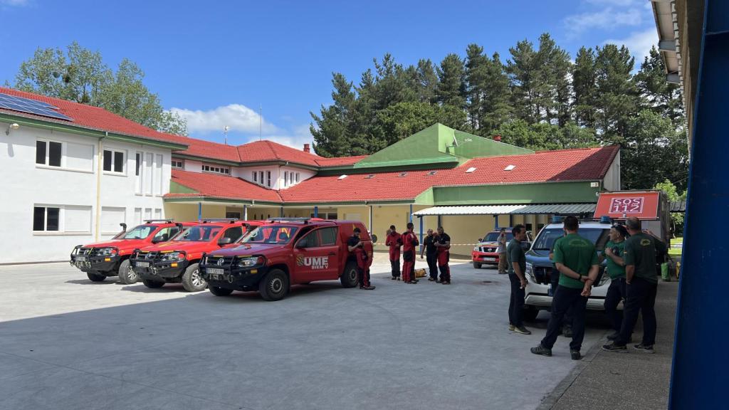 Efectivos de la UME y de la Guardia Civil, a la espera de novedades en el polideportivo de Soba.