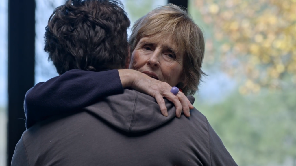 Mercedes Milá abraza a un entrevistador de '100% únicos'