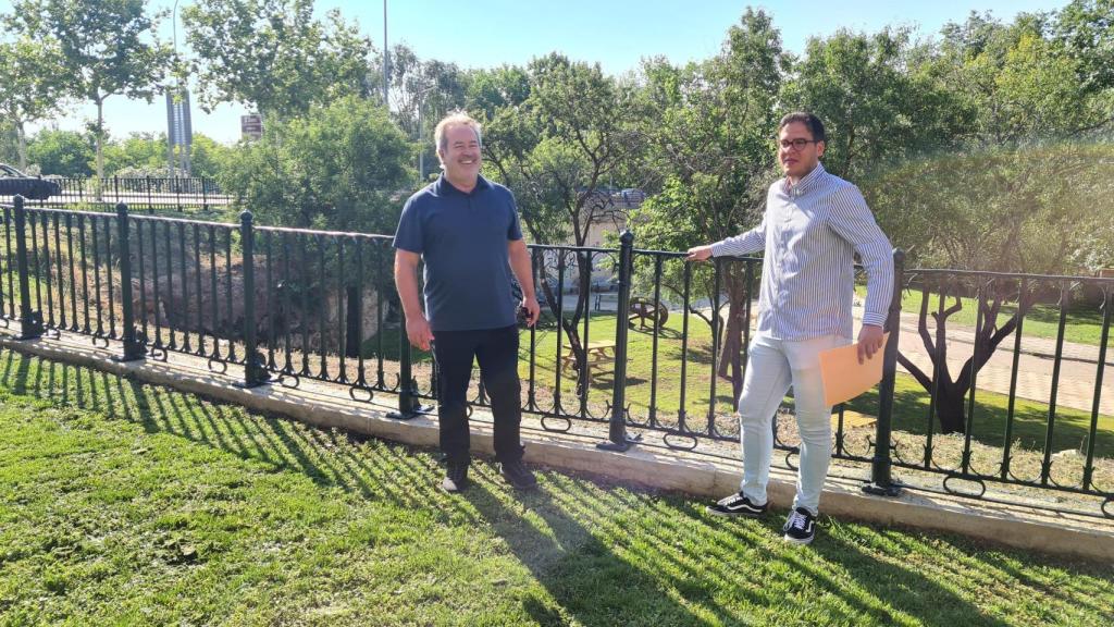 El alcalde de Zamora, Francisco Guarido; y el concejal de Obras, Movilidad, Infraestructuras y Participación Ciudadana, Pablo Novo, en el entorno de la Peña de Francia