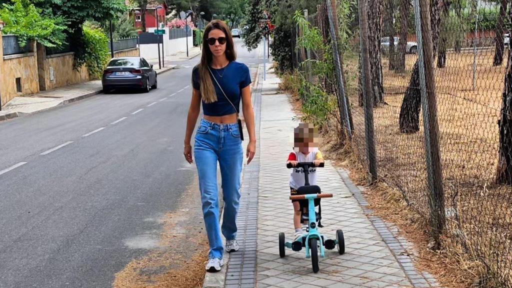 Marta Goenaga y la pequeña Amaia en una imagen de las redes sociales de Jaime Lorente.