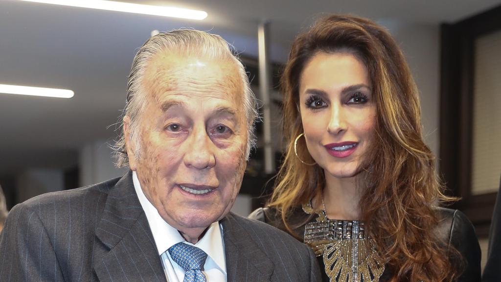 Paloma Cuevas junto a su progenitor, Victoriano, en una fotografía de archivo.