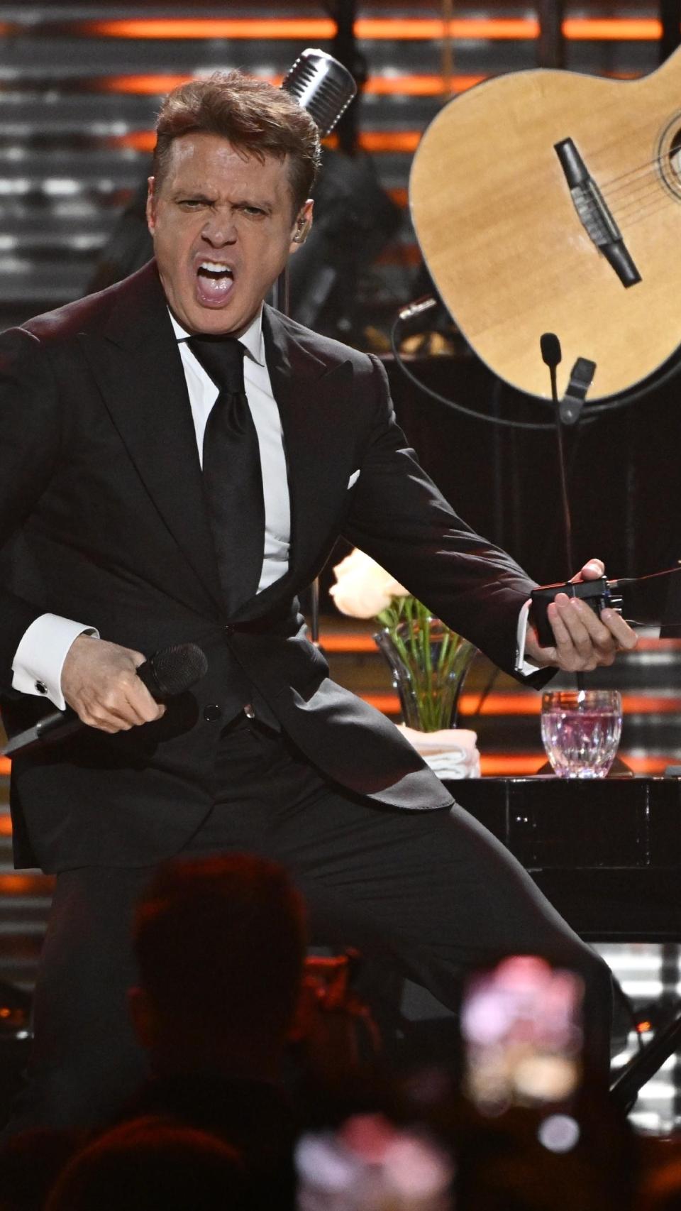 El 'Sol de México', sobre el escenario, en uno de sus shows, en Sunrise, este mes de junio.,