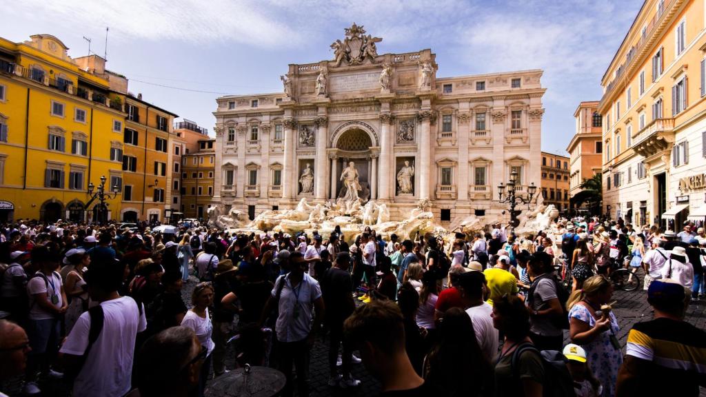 Turistas en las inmediaciones de la Fontana de Trevi, en julio de 2023. Foto: Bastien Roux / Dppi / Afp7 / Europa Press