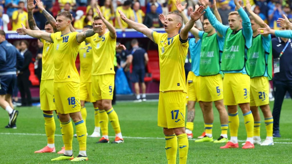 Los jugadores ucranianos saludan a la afición.