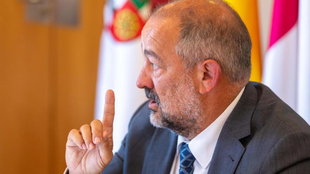 El rector Julián Garde, en un momento de la entrevista.