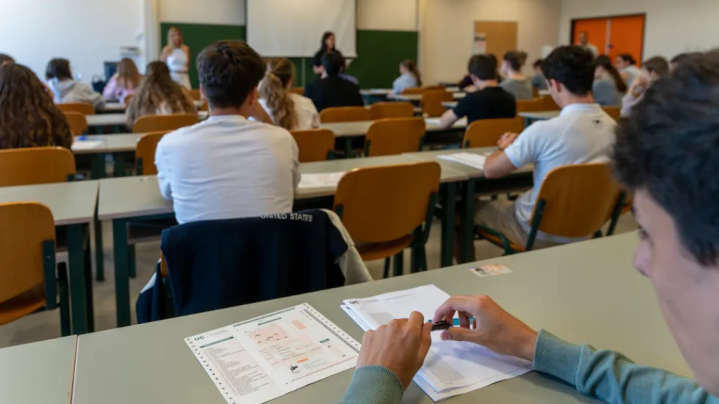 Imagen de archivo de alumnos en clase.