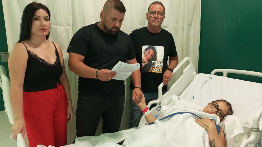 Nora, Rubén y Damián, familiares de la difunta Sara Gómez, este lunes, visitando a Yngrid en el Hospital Santa Lucía de Cartagtena.