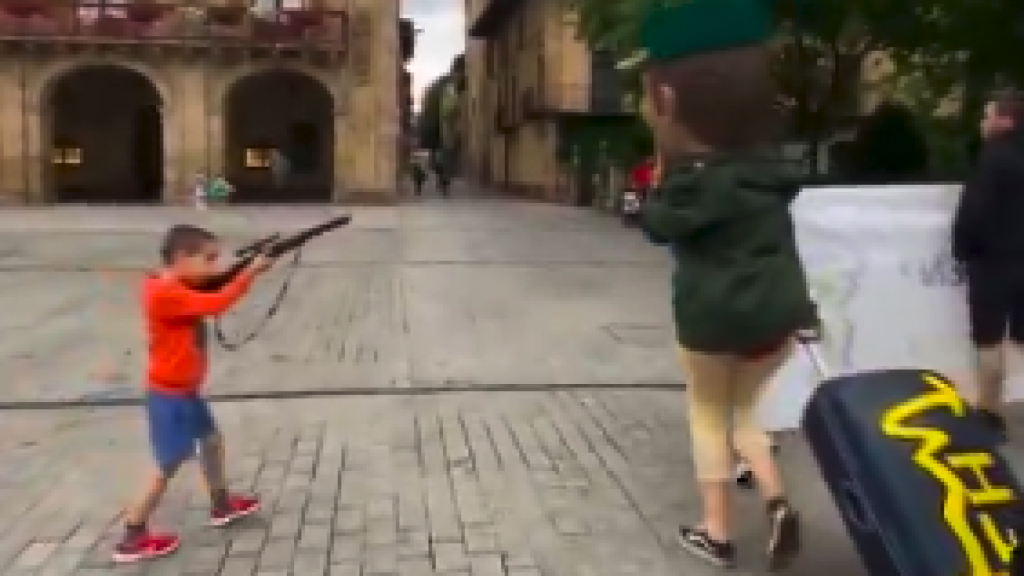 Momento en el que el menor encañona a un personaje vestido como un guardia civil en las calles de Oñate.