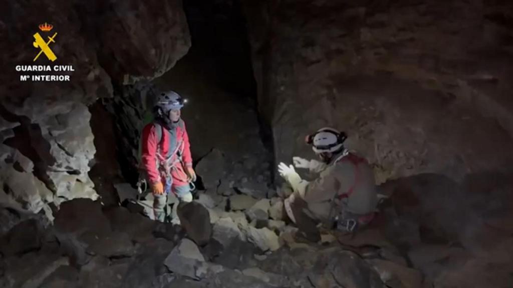 Imágenes del interior de la cueva donde se encontraban los dos espeleólogos