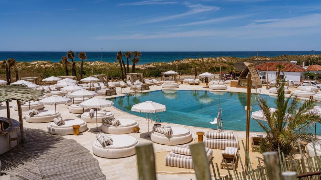 Azotea Grupo Valhalla y el Atlántico de fondo.