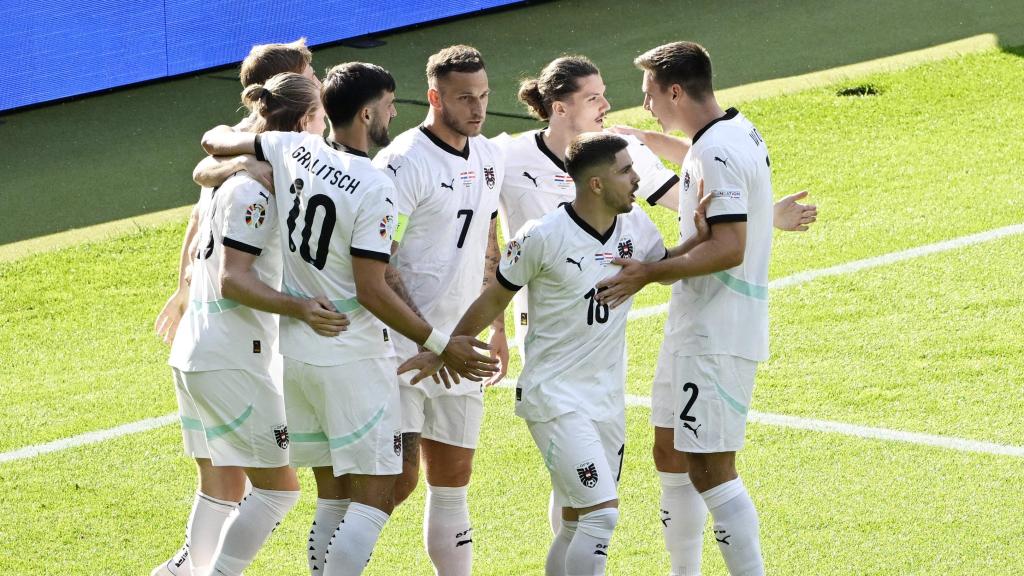 Los jugadores de Austria celebran el gol en propia de Malen.