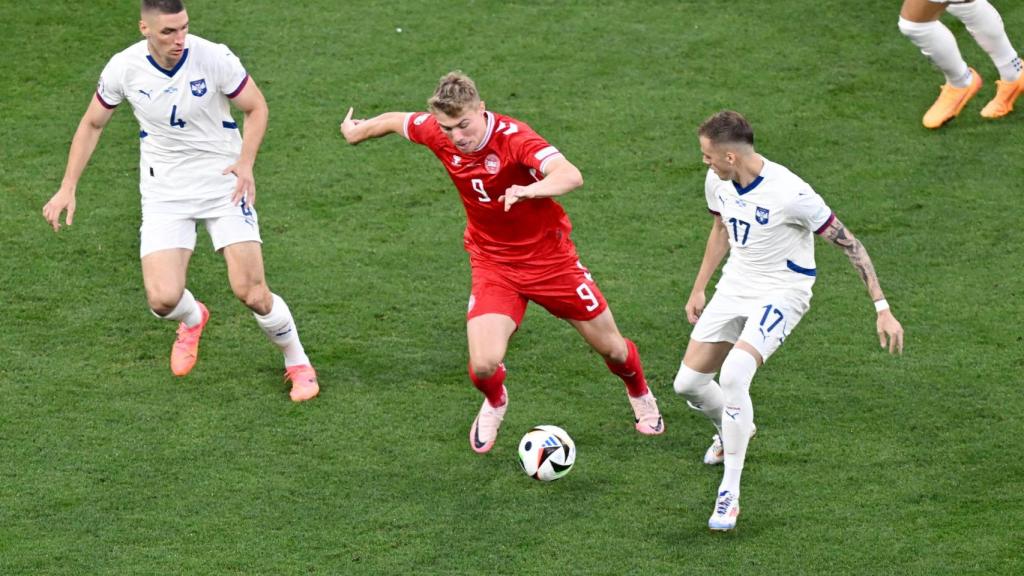 Hojlund, en acción ate dos defensores serbios.