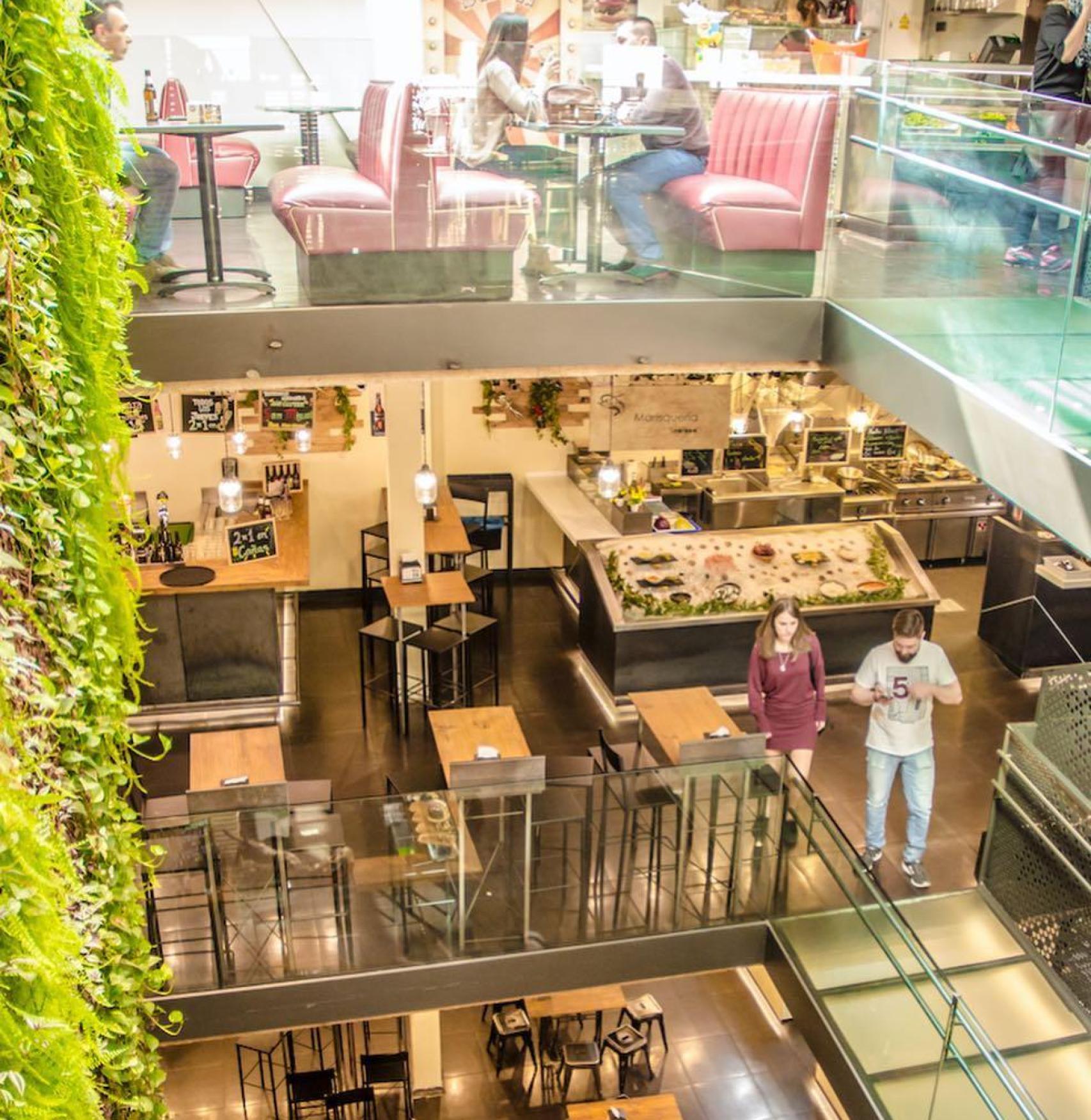 El interior del Mercado de San Agustín de Toledo cuando estaba abierto como negocio hostelero.