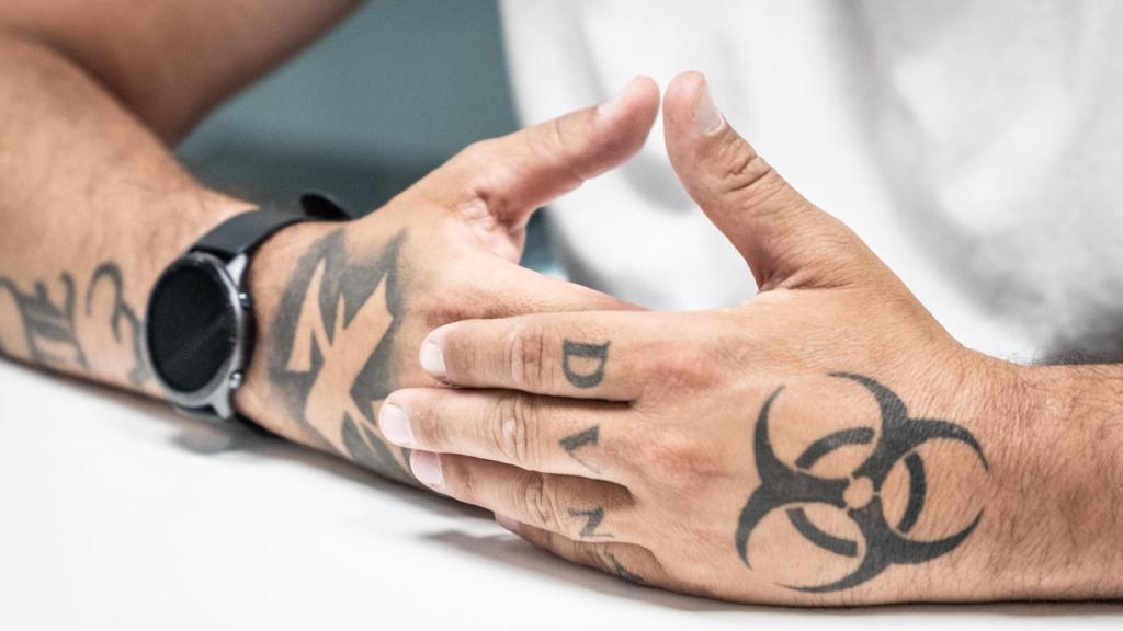 Detalle de las manos de Artiñano.