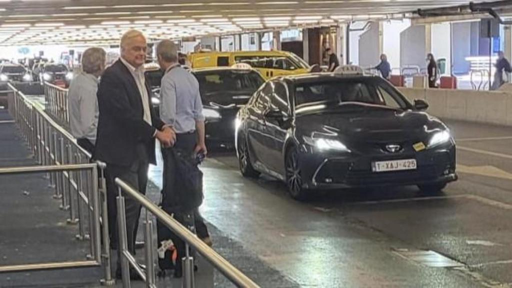 Esteban González Pons, recién aterrizado en el aeropuerto de Zaventem, en Bruselas.