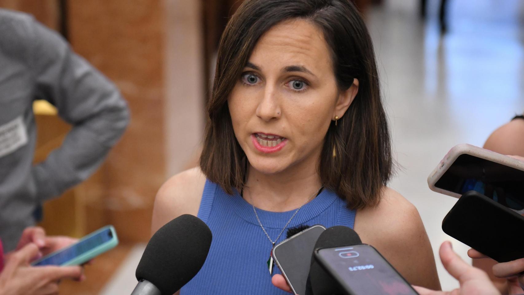 La portavoz de Podemos en el Congreso, Ione Belarra, este martes en los pasillos de la Cámara Baja.