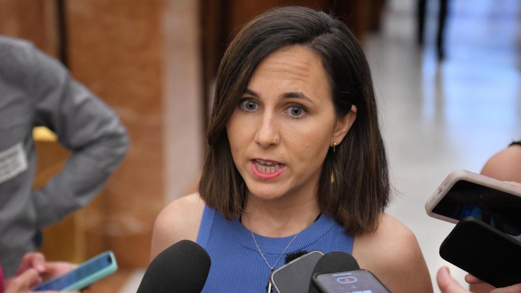 La portavoz de Podemos en el Congreso, Ione Belarra, este martes en los pasillos de la Cámara Baja.