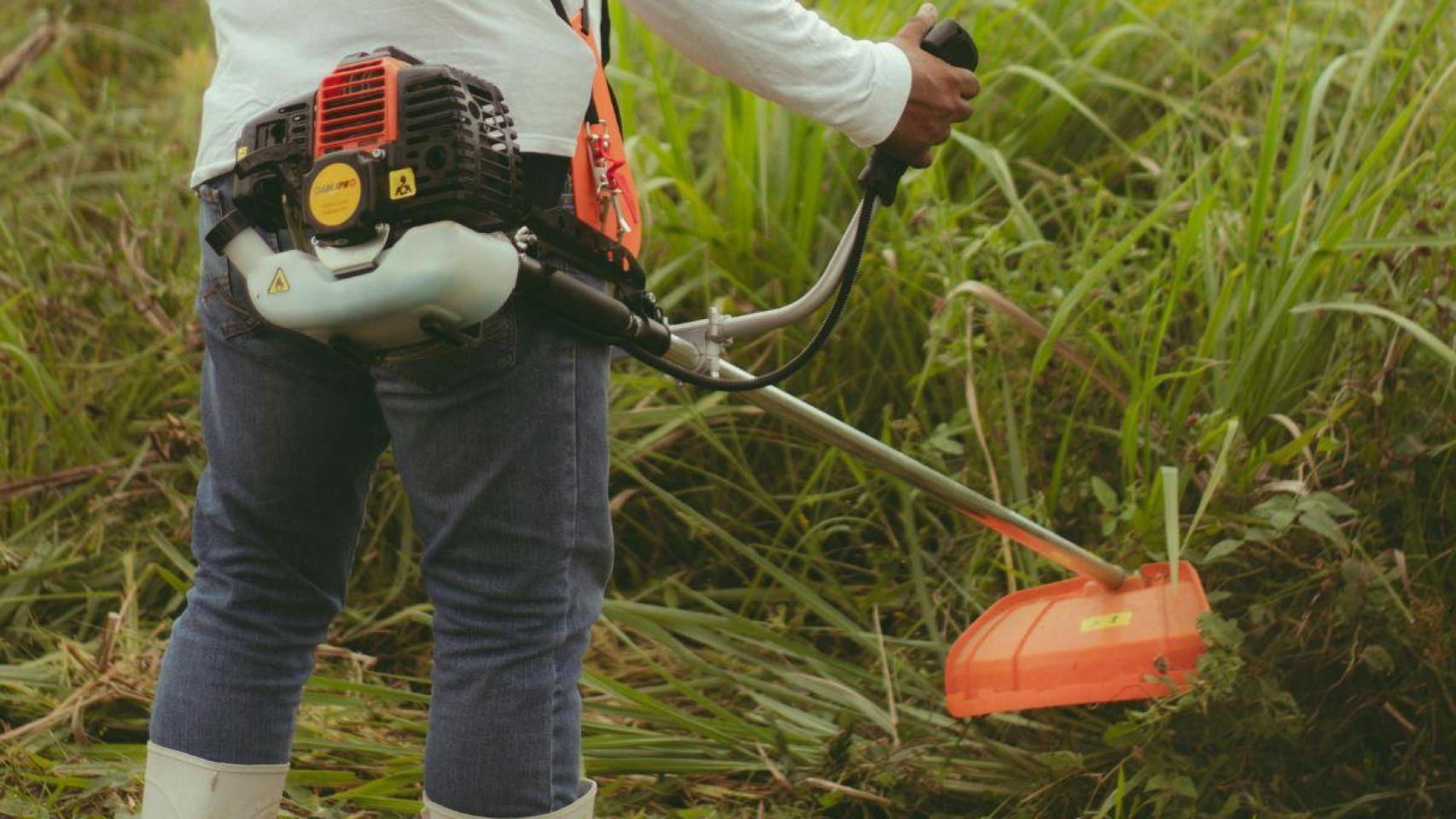 Imagen de un operario desbrozando.