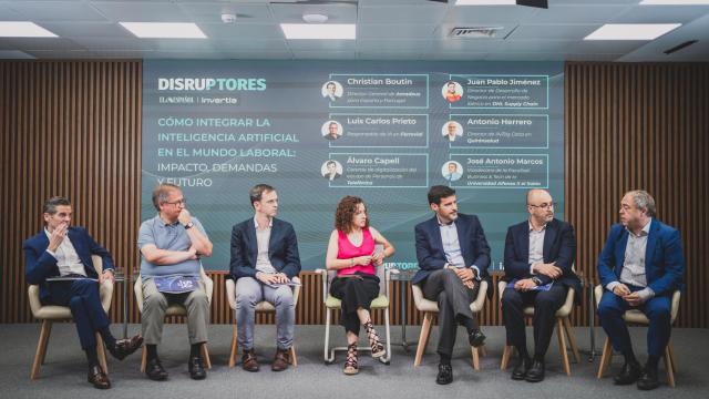 Los representantes de Amadeus, DHL Supply Chain, Ferrovial, Quirónsalud, Telefónica y la UAX, durante la mesa redonda.